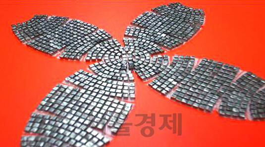 K 413 수류탄 내부. 폭발시 수류탄에 내장된 850여개의 텅스텐 조각이 사방으로 비산하며 인명을 살상한다.