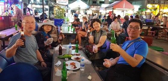 치앙마이 야시장에서 맥주를 즐기고 있는 일행.