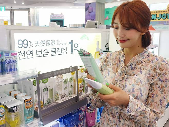 올리브영 명동 플래그십 스토어를 방문한 20대 고객이 클렌징 제품을 살펴보고 있는 모습/사진=CJ올리브영