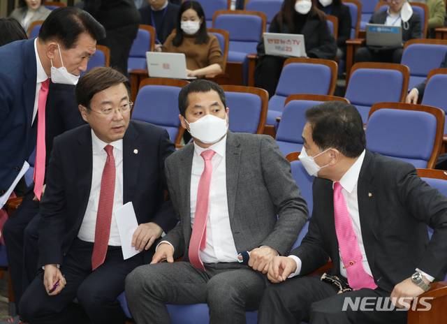 [서울=뉴시스]김명원 기자 = 인터넷전문은행 설립 및 운영에 관한 특례법 일부개정법률안문제로 국회 제376회 국회(임시회) 제08차 본회의가 정회된 5일 오후 서울 여의도 국회 제4회의장에서 열린 미래통합당 긴급 의원총회에서 심재철 원내대표와 김종석 의원 등이 논의하고 있다. 이날 김종석 의원은 "민주당이 금융자소비자법과 연계해 통과시킨다는 신사합의를 어긴 것”이라고 밝혔다.  2020.03.05. kmx1105@newsis.com