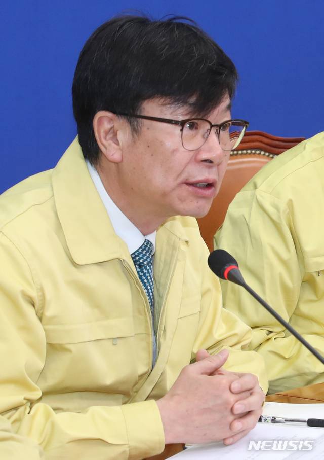 [서울=뉴시스]김명원 기자 = 김상조 청와대 정책실장이 4일 오전 서울 여의도 국회 더불어민주당 회의실에서 열린 제1차 코로나19 대응 당정청회의에 참석해 발언하고 있다.  2020.03.04. kmx1105@newsis.com