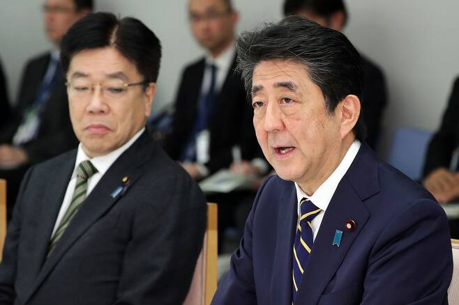 ⓒEPA아베 일본 총리가 2월26일 코로나19 회의를 하고 있다. 왼쪽은 가토 가쓰노부 후생노동성 장관.