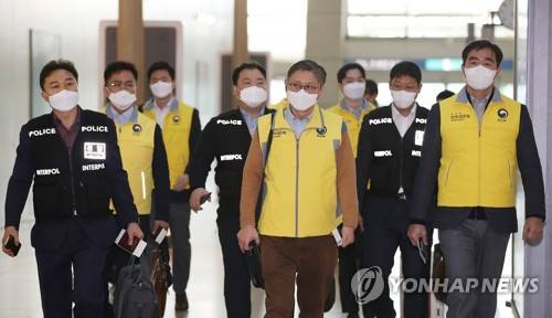 '한국인 276명 격리' 베트남 향하는 신속대응팀 (영종도=연합뉴스) 박동주 기자 = 신종 코로나바이러스 감염증(코로나19)과 관련, 베트남에 격리된 한국인 270여명을 지원하기 위해 신속대응팀이 5일 오전 인천국제공항을 통해 출국하고 있다. 2020.3.5 pdj6635@yna.co.kr