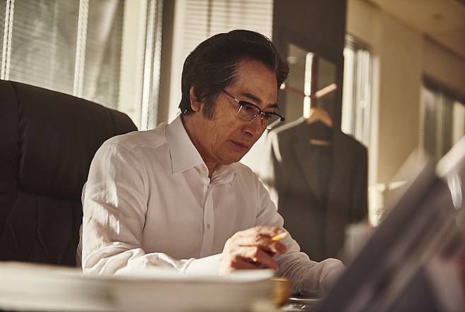 영화 〈 내부자들 〉 중 이강희( 백윤식 ) 의 대사 "팩트에 집중하세요"