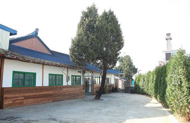 신평양조장 입구 전경. 초기 양조장 모습을 거의 그대로 유지하고 있다. 신평양조장 제공.