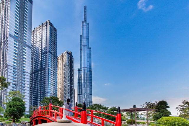 빈홈 센트럴파크는 81층 랜드마크 빌딩과 17개 동 아파트 1만1,000가구로 구성됐으며 대규모 공원, 쇼핑몰 등 편의시설이 갖춰져 있다. /사진제공=VNK투자자문