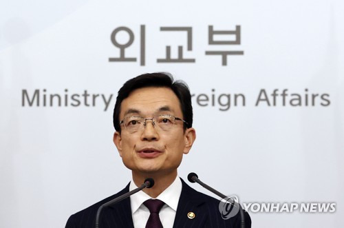 정부 "9일 0시부터 일본에 대한 사증면제조치 정지" (서울=연합뉴스) 이지은 기자 = 조세영 외교부 1차관이 6일 오후 서울 외교부 청사에서 일본의 한국인에 대한 입국규제 강화 조치에 대응한 상응조치를 발표하고 있다. 정부는 9일 0시부터 일본에 대한 사증면제조치와 이미 발급된 사증 효력을 정지한다고 밝혔다. 2020.3.6 jieunlee@yna.co.kr