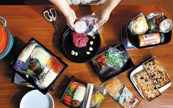 간편식이 있으면 주방 칼이 필요 없다. 손질된 식재료가 담긴 비닐봉지를 뜯을 가위 하나, 심지어 가위 없이 손으로 뜯어서 전자레인지에 돌리거나 프라이팬에 살짝 데우면 근사한 레스토랑 요리가 뚝딱 만들어졌다. 사진에 등장하는 제품은 밀푀유나베·양장피·하우스비프스테이크·감바스알아히요·카르보나라 파스타 밀키트와 랍스터·한우불고기·고르곤졸라 냉동 피자. /양수열 영상미디어 기자