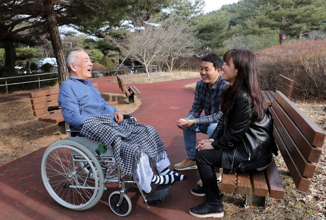 <에스비에스(SBS) 스페셜>을 통해 오랜 선행이 알려졌던 요한, 씨돌, 김용현씨(왼쪽)가 지난달 24일 오후 충북 제천시의 한 병원 야외 공원에서 은유 작가(오른쪽), 이큰별 에스비에스 피디(가운데)와 이야기를 나누고 있다. 제각각 흩어진 요한, 씨돌, 용현의 존재를 꿰어 세상에 알린 이큰별 피디는 이날 인터뷰에서 언어장애가 있는 김용현씨의 동시통역사 역을 맡아 한마디 한마디를 옮겼다. 제천/강재훈 선임기자 khan@hani.co.kr