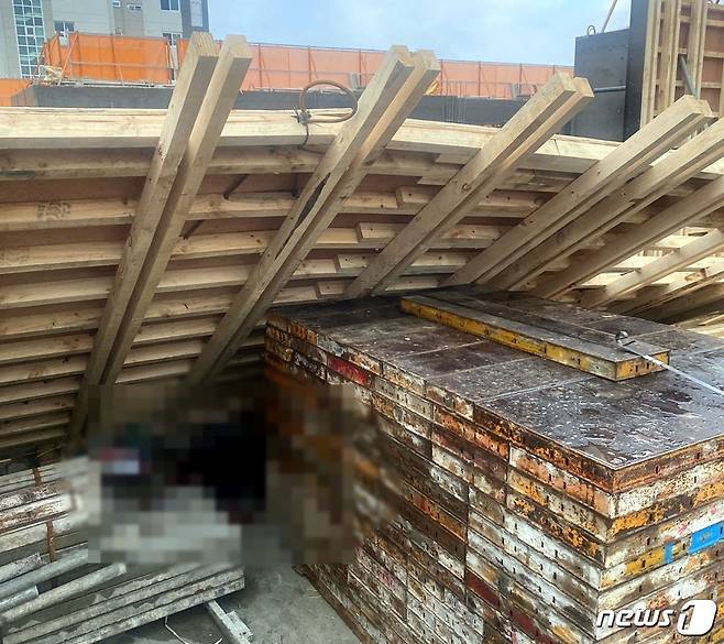 지난 1월 제주 제주시 노형동의 한 아파트 공사장 11층에서 외벽 거푸집이 붕괴해 근로자 1명이 사망했다.(제주소방서 제공) © News1