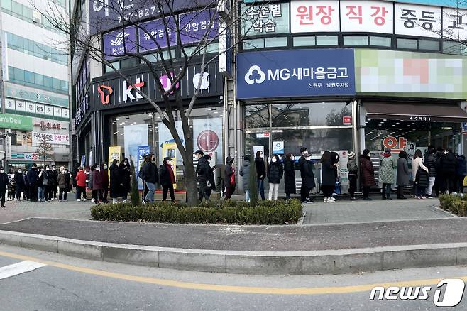 신종 코로나바이러스 감염증(코로나19) 확진자가 증가하는 가운데 6일 오후 강원 원주시 무실동의 한 약국 앞 시민들이 마스크를 구매하기 위해 줄을 서있다. 2020.3.6/뉴스1 © News1 장시원 인턴기자