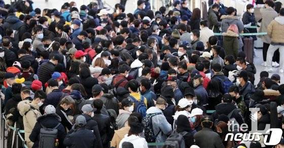 6일 오전 인천국제공항 1터미널 내 법무부 출입국서비스센터에서 외국인 불법 체류자들이 자진 출국신고를 하기 위해 줄지어 기다리고 있다. 법무부에 따르면 지난주에만 불법체류 외국인 5,000여명이 자진출국 신고를 하며 전주보다 5배 가량 증가한 것으로 드러났다. 이는 국내에서 신종 코로나바이러스 감염증(코로나19) 확진자가 증가함에 따라 돈을 벌기 보다는 안전한 자국으로 돌아가려는 이들이 급증했기 때문인 것으로 풀이된다. 탈 코리아 러시를 이루게 된 것은 법무부의 자진출국신고 제도가 한몫을 한 것으로 파악된다. 법무부는 최근 코로나19 사각지대를 없애겠다며 오는 6월까지 자진출국신고를 하는 불법체류 외국인들에게 범칙금을 면제해주고, 재입국을 사실상 보장해주기로 했다. 2020.3.6/뉴스1