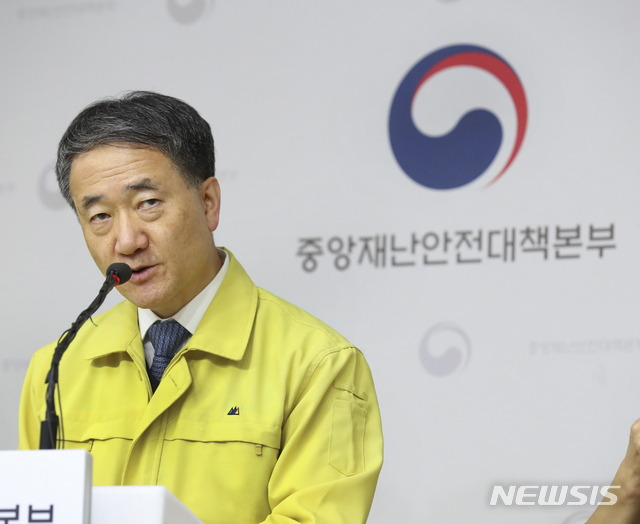[세종=뉴시스]박능후 중앙재난안전대책본부 1차장(보건복지부 장관)이 지난 1일 오후 정부세종청사에서 열린 정례브리핑에서 '코로나바이러스 감염증-19(코로나19) 지역 확산 대응 치료체계 재구축 방안' 등을 설명하고 있다. (사진=보건복지부 제공) 2020.03.01. photo@newsis.com