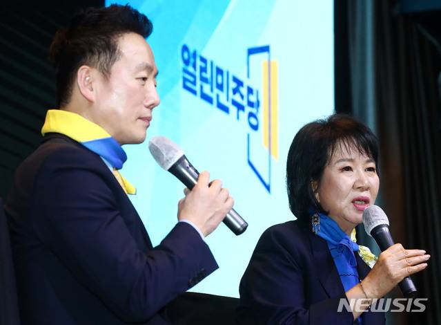 [서울=뉴시스]홍효식 기자 = 열린민주당 손혜원(오른쪽), 정봉주 최고위원이 8일 오후 서울 여의도 글래드 호텔에서 열린 '열린민주당 중앙당 창당대회'에서 토크쇼를 하고 있다. 2020.03.08. yesphoto@newsis.com