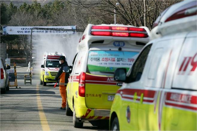 이송되는 '코로나19' 확진자들(사진=연합뉴스)