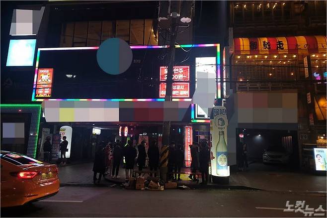 7일 오전 12시쯤 서울 마포구 홍대 근처의 유흥주점 앞에 사람들이 몰려 있다.(사진=서민선 기자)