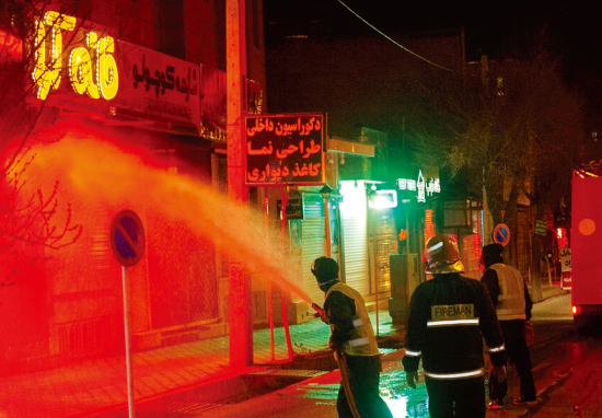 이란 소방대원들이 코로나19 확산을 막기 위해 소방호스로 소독제를 뿌리고 있다. [ISNA]