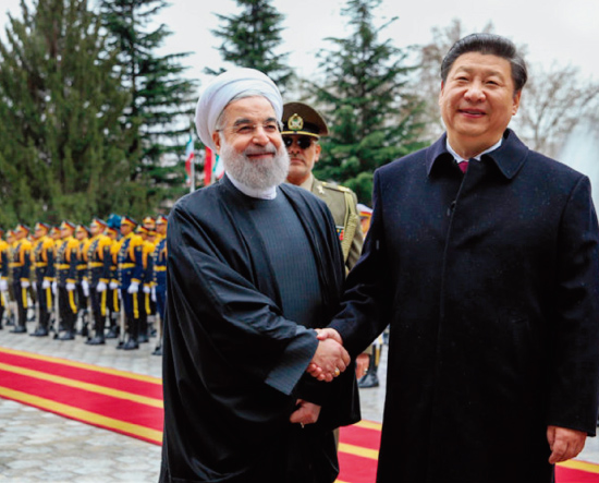 시진핑 중국 국가주석(오른쪽)과  하산 로하니 이란 대통령이 웃으며 악수하고 있다.  [ISNA]