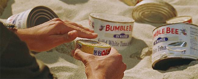 영화 ‘고질라’에 등장한 동원 참치 통조림. 5초 정도의 분량이었지만 동원산업에는 최고의 순간이었다. 단종된 제품이었으나 예상치 못한 인기에 힘입어 재생산해 판매했다. 사진 영화 ‘고질라’ 스틸컷