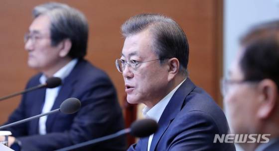 [서울=뉴시스]배훈식 기자 = 문재인 대통령이 9일 청와대 여민관에서 열린 수석보좌관회의에 참석해 발언하고 있다. 2020.03.09.   dahora83@newsis.com
