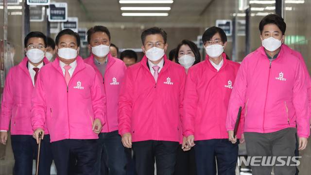 [서울=뉴시스] 고승민 기자 = 미래통합당 황교안 대표와 심재철 원내대표가 9일 서울 여의도 국회에서 열린 최고위원회의에서 발언하고 있다. 2020.03.09.kkssmm99@newsis.com
