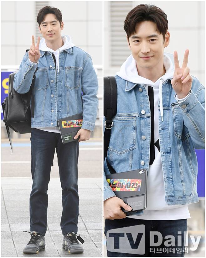 위아래 청청패션으로 멋낸 이제훈은 공항에서 멋짐으로 드러냈다.