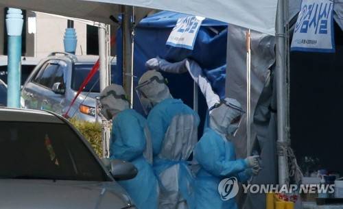 휴일에도 바쁜 의료진 (포항=연합뉴스) 손대성 기자 = 지난 8일 신종 코로나바이러스 감염증(코로나19) 확진환자 전담병원인 경북도립 포항의료원의 선별진료소에서 의료진이 검체를 채취하고 있다.      포항의료원은 차에 탄 상태로 코로나19 검사를 받을 수 있는 '드라이브 스루' 방식 선별진료소를 운영하고 있다. 2020.3.8 sds123@yna.co.kr