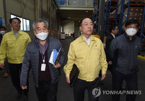 홍남기 부총리, 마스크 생산 현장 방문 (서울=연합뉴스) 홍남기 경제부총리 겸 기획재정부 장관이 9일 오후 경기도 안성 마스크생산 업체인 (주)케이엠을 방문해 생산 현장을 시찰하며 관계자로부터 설명을 듣고 있다.      [기획재정부 제공. 재판매 및 DB 금지] photo@yna.co.kr