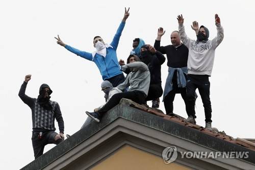 가족면회 제한에 반발하는 이탈리아 재소자들 (밀라노 AP=연합뉴스) 이탈리아 정부가 신종 코로나바이러스 감염증(코로나19) 확산을 막기 위해 재소자의 가족 면회를 제한하는 결정을 내리자 9일(현지시간) 밀라노의 산비토레 교도소에서 재소자들이 교도소 지붕 위에 올라가 항의 시위를 벌이고 있다. ymarshal@yna.co.kr