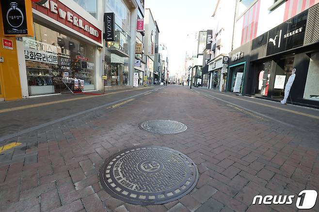 20일 오후 대구의 중심으로 불리는 중구 동성로 거리가 한산하다. 2020.2.20/뉴스1 © News1 공정식 기자