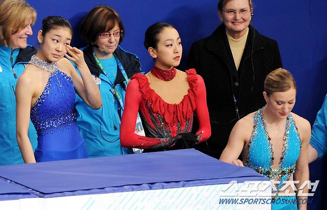 시상대로 향하며 눈물을 닦아내는 김연아