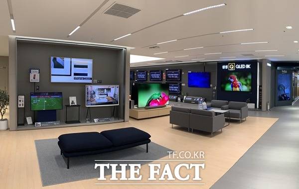 업계는 롯데하이마트 실적 부진이 매장 감축과 희망퇴직자 모집으로 이어졌다고 보고 있다. 사진은 롯데하이마트 메가스토어 잠실점 내부. /이민주 기자