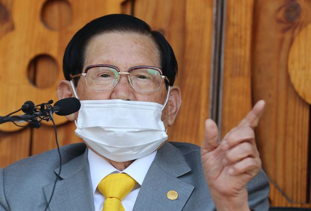 신천지예수교 증거장막성전(신천지) 이만희(89) 총회장이 자신의 가평 별장 '평화의 궁전'에서 '코로나19' 사태 관련 기자회견을 열고 있다. 가평=고영권 기자
