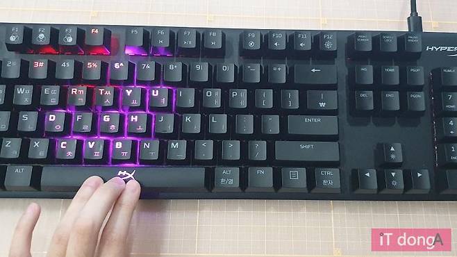 키를 누를 때마다 불빛이 흐른다