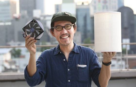 조윤석 십년후연구소 소장이 직접 만든 소형 공기청정기 '은하수'를 들어보였다. 임현동 기자