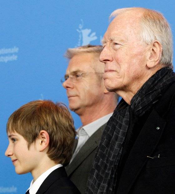 막스 폰 시도우(오른쪽)이 2012년 2월 스티브 달드리 감독의 2011년 할리우드 영화 ‘엄청나게 시끄럽고 믿을 수 없게 가까운’ 출연진과 함/께 베를린 영화제에 참석하고 있다. 폰 시도우는 이 영화로 2012년 아카데미상 남우주연상 후보에 올랐다. 그의 나이 82세 때의 일로 아카데미 남우주연상 후보로 오른 배우로는 역대 넷째로 나이가 많다. [로이터=연합뉴스]