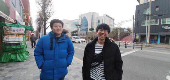 신천지에서 20대의 반을 보낸 형민(오른쪽)씨가 지난 4일 광주 북구 신천지 베드로지파 지성전 앞에서 '절친' 동규씨와 함께 활짝 웃고 있다. 이들은 신천지에서 보낸 부끄러운 과거를 숨기기 보다 세상에 꺼내놓기로 했다.