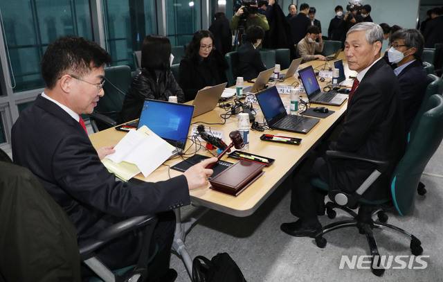 [서울=뉴시스] 김진아 기자 = 공병호 미래한국당 공천관리위원장이 10일 서울 여의도 국회 의원회관에서 열린 공천관리위원회 회의에서 의사봉을 두드리고 있다. 2020.03.10.  bluesoda@newsis.com