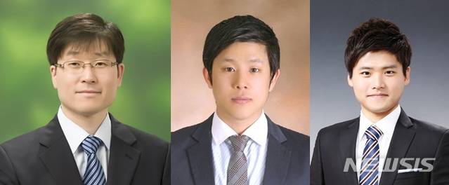 [광주=뉴시스] 송창헌 기자 = 광주과학기술원(GIST) 신소재공학부 김봉중 교수 연구팀이 전이 금속 산화물의 하나인 이산화바나듐 단결정 나노입자를 이용한 새 원리로 나노초만에 작동하는 고성능 적외선 센서를 개발하는데 성공했다고 10일 밝혔다. 왼쪽부터 김봉중 교수, 김민우 박사, 조용륜 박사과정생. (사진=광주과학기술원 제공) 2020.03.10 photo@newsis.com