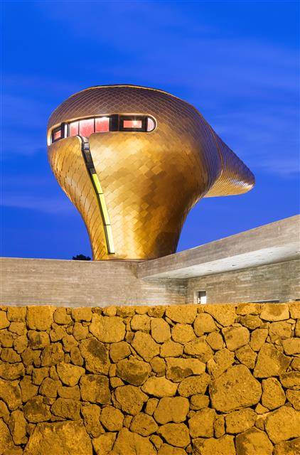 건축가 문훈이 의뢰인의 욕망과 취향에서 아이디어를 얻어 탄생시킨 작품. 오리의 형상을 닮은 ‘윈드 하우스’.사진작가 남궁선의 작품