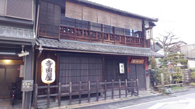 지금도 교토 외곽에 남아있는 데라다야(寺田屋). 여기서 사쓰마 가신들끼리 살육전을 벌였다.