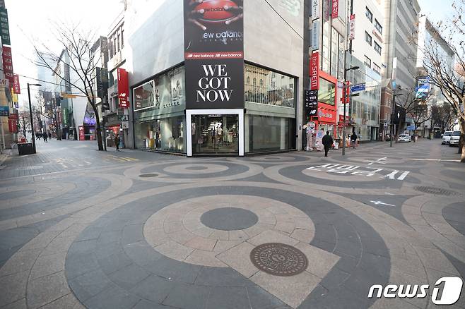 8일 서울 중구 명동거리가 신종 코로나바이러스 감염증(코로나19) 확산 여파로 한산한 모습을 보이고 있다. 2020.3.8/뉴스1 © News1 허경 기자