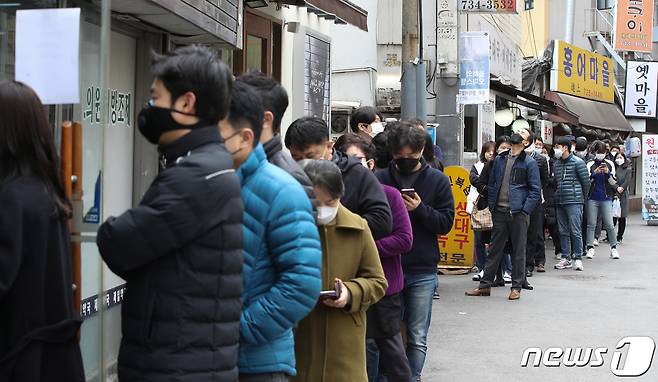 공적마스크 5부제가 시행된 9일 오전 서울 종로구 직장 밀집 구역에 위치한 약국에서 시민들이 마스크를 구매하기 위해 줄을 서 있다. 2020.3.9/뉴스1 © News1 신웅수 기자