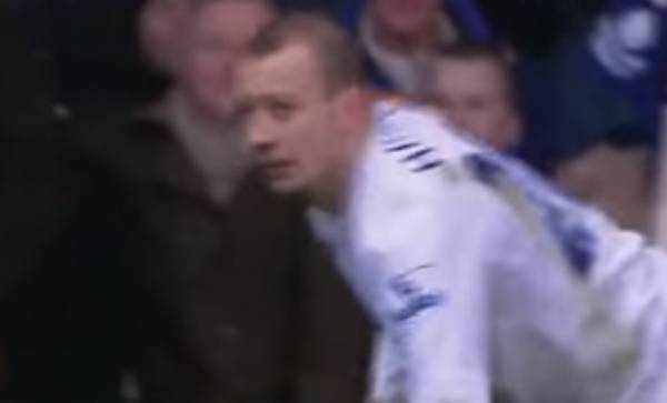 EPL 데뷔전서 루니와의 몸싸움 후 어깨를 먼저 넣어 파울을 얻어낸 뒤 허튼