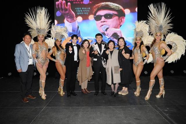 "하루빨리 코로나 지나갔으면 합니다." 설운도는 공연 직후 교민들과 함께 대한민국 국민 모두에게 코로나 극복 응원메시지를 보내기도 했다. /라디오 코리아 제공