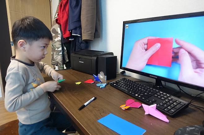종이접기 유튜브에 몰입하는 송호균 객원기자의 큰아이. 송호균 객원기자