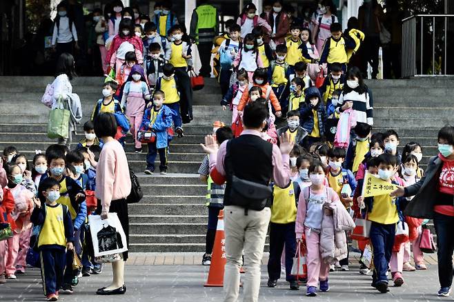 △3일 대만 타이페이 신디안 지구의 한 초등학교에서 학생들이 마스크를 쓰고 하교하고 있다.[사진=AFP제공]