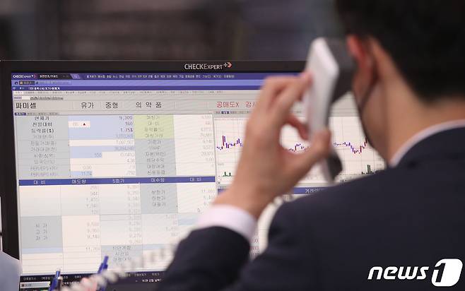 11일 부산 한국거래소 운영실에 관계자가 신규 공매도 과열 종목으로 지정된 코스피 파미셀 종목 시세를 보고 있다. 지난 11일 코스닥지수가 600선 밑으로 떨어진 데 이어 코스피지수도 장중 1900선이 깨졌다. 2020.3.11/뉴스1 © News1 여주연 기자