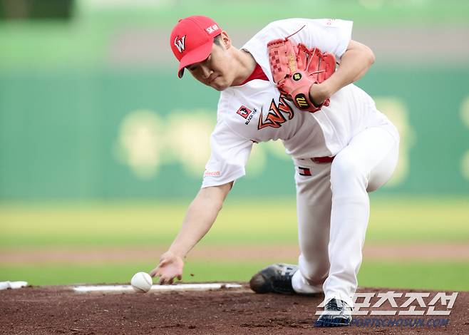 인천 SK행복드림구장 마운드에서 투구를 하는 SK 박종훈, 그는 현재 KBO 리그에서 릴리즈포인트가 가장 낮은 언더핸드 투수다. 땅을 긁는 듯한 극단적인 언더핸드 투구폼이다.