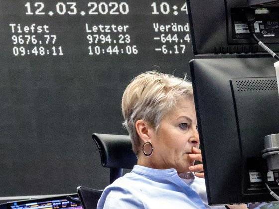12일(현지시간) 독일 DAX 증권거래소. 도널드 트럼프 미국 대통령의 유럽 여행객 입국 금지 조치로 인해 이날 유럽 증시가 동반 급락했다. 연합뉴스